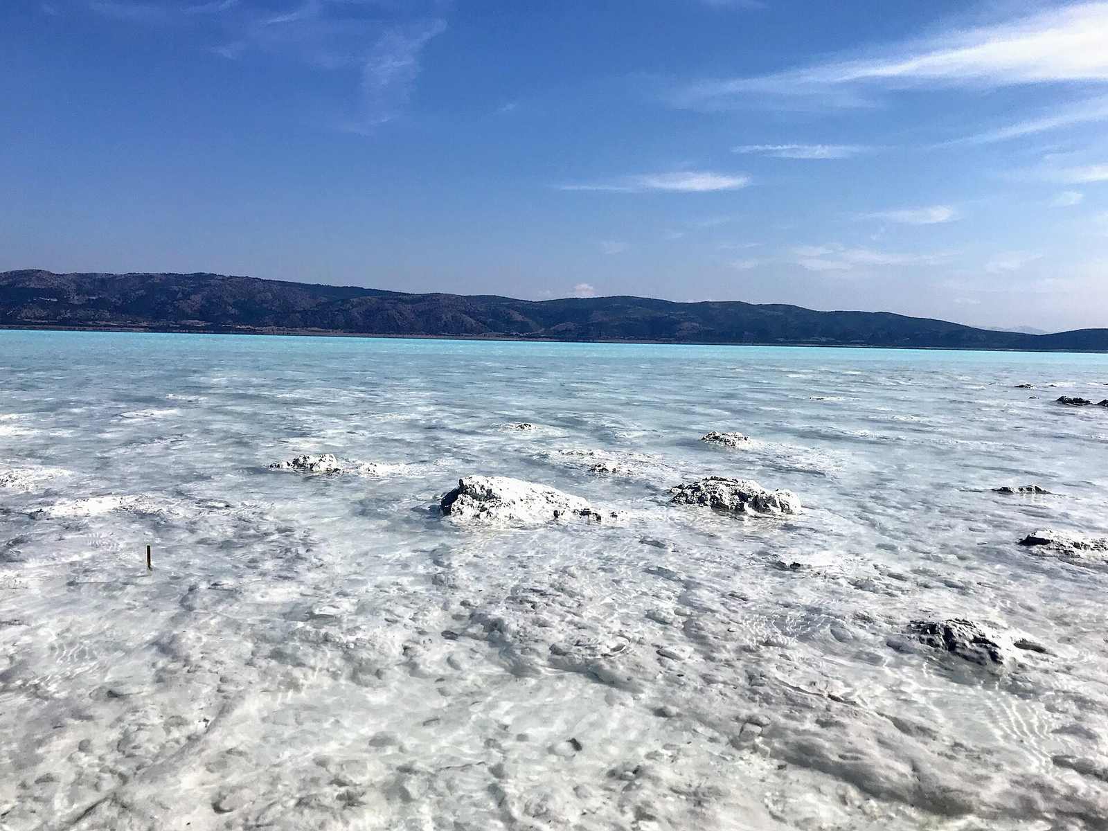 Turquoise water and white hydromagnesite beach at Lake Salda in Burdur, Turkey