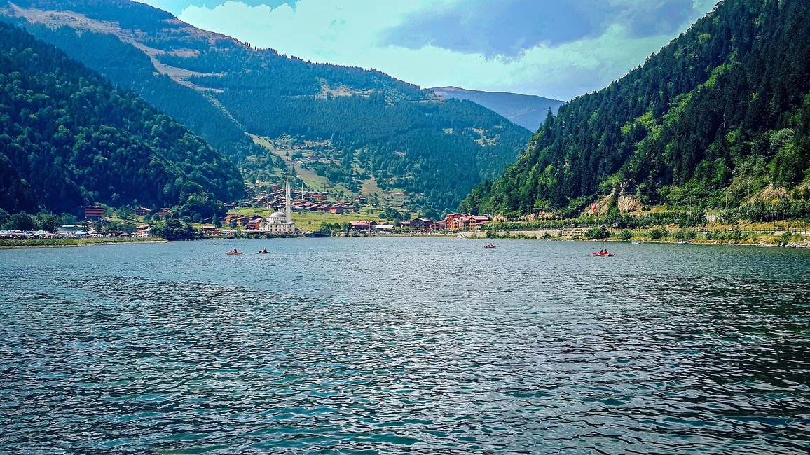 Wooden guesthouse overlooking Uzungöl lake and the surrounding forest
